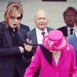 YOSHIKIのスカーフがエリザベス女王に直撃してしまった時の様子