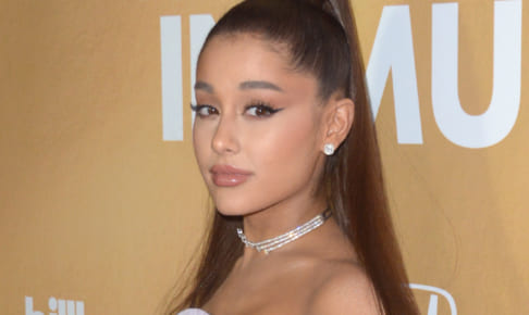 あっ危ない アリアナ グランデ ステージで転ぶアクシデント発生 しかしその後のリアクションがおもしろいと話題に 動画あり Tvgroove