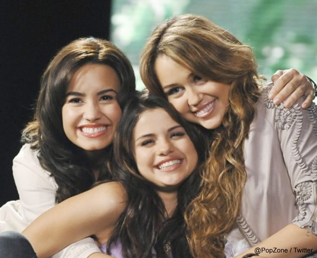 エミリー・オスメント、自分が出演していた「ハンナ・モンタナ」を一度も見たことがない!? 一大センセーションを巻き起こした同作への出演をふり返る