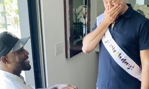 婚約者イアンにプロポーズするカラモ