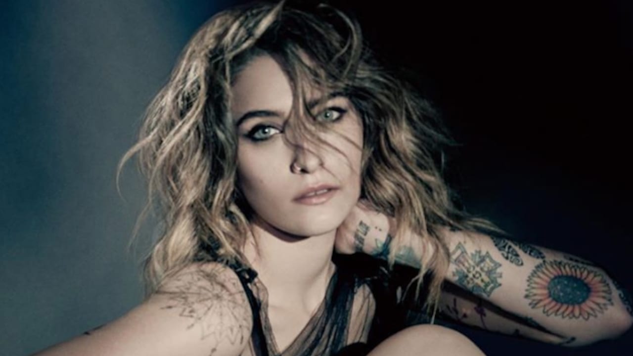 マイケル ジャクソンの娘パリス 自主隔離中になんと自分でタトゥーを入れる 画像あり Tvgroove