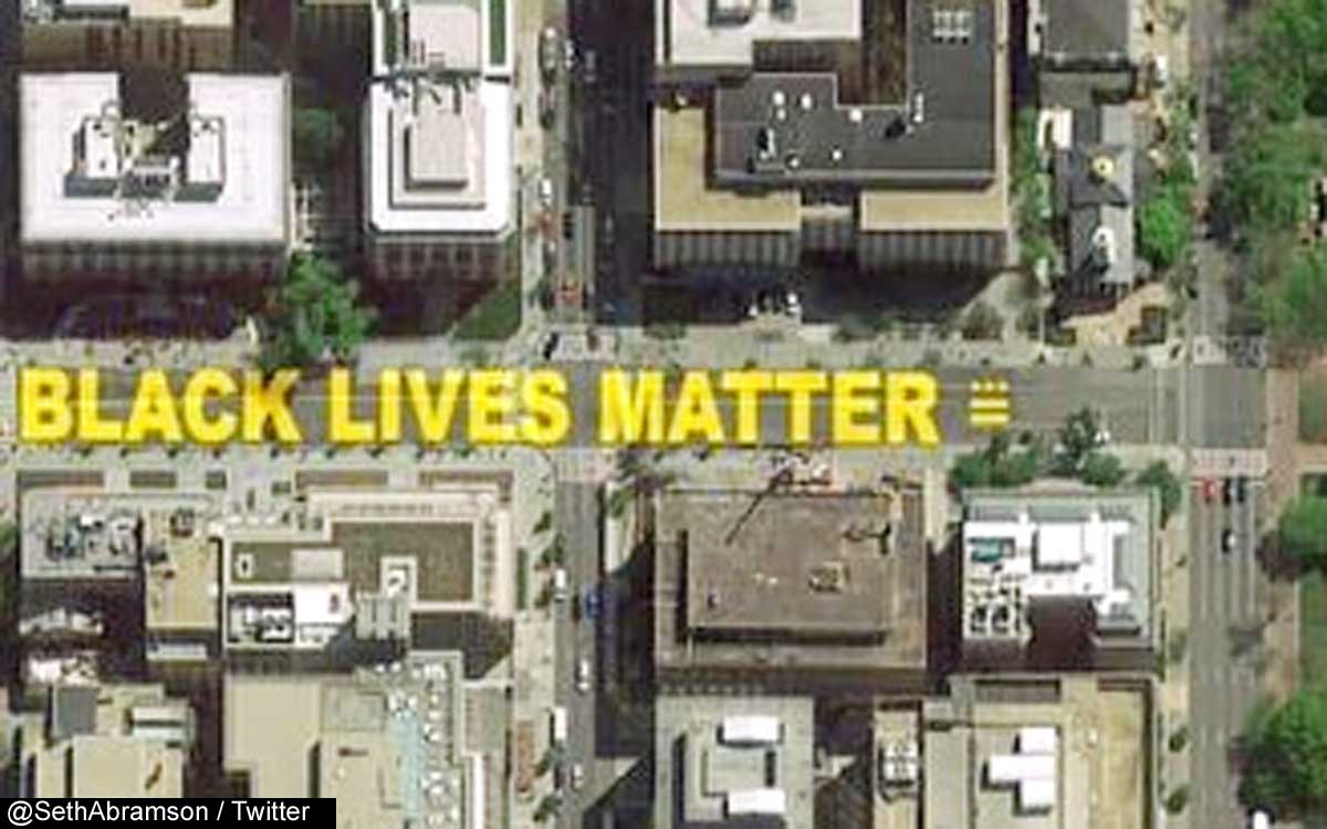 上空から見た「Black Lives Matter Plaza」