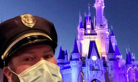 ディズニーワールドにて、マスクをするスタッフ