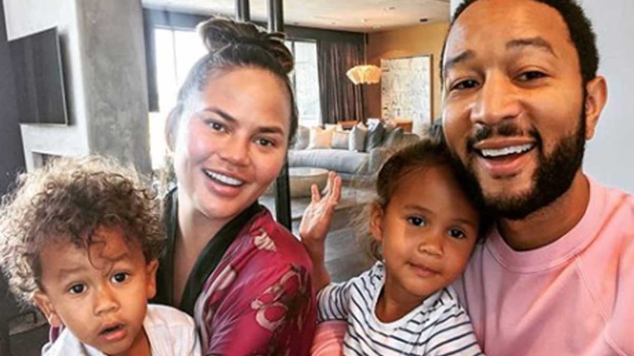 おしどり夫婦ジョン レジェンド クリッシー テイゲンが第三子の妊娠を発表 ジョンの新曲 Wild Mvでふくらんだお腹を披露 動画あり Tvgroove おしどり夫婦ジョン レジェンド クリッシー テイゲンが第三子の妊娠を発表 ジョンの新曲 Wild Mvでふくらんだお腹を披露 動画あり Tvgroove