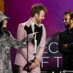 左からビリー・アイリッシュ、兄のフィネアス、リンゴ・スター