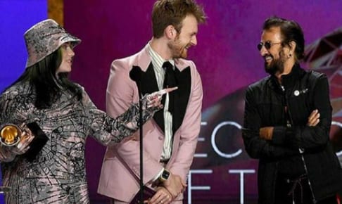 左からビリー・アイリッシュ、兄のフィネアス、リンゴ・スター