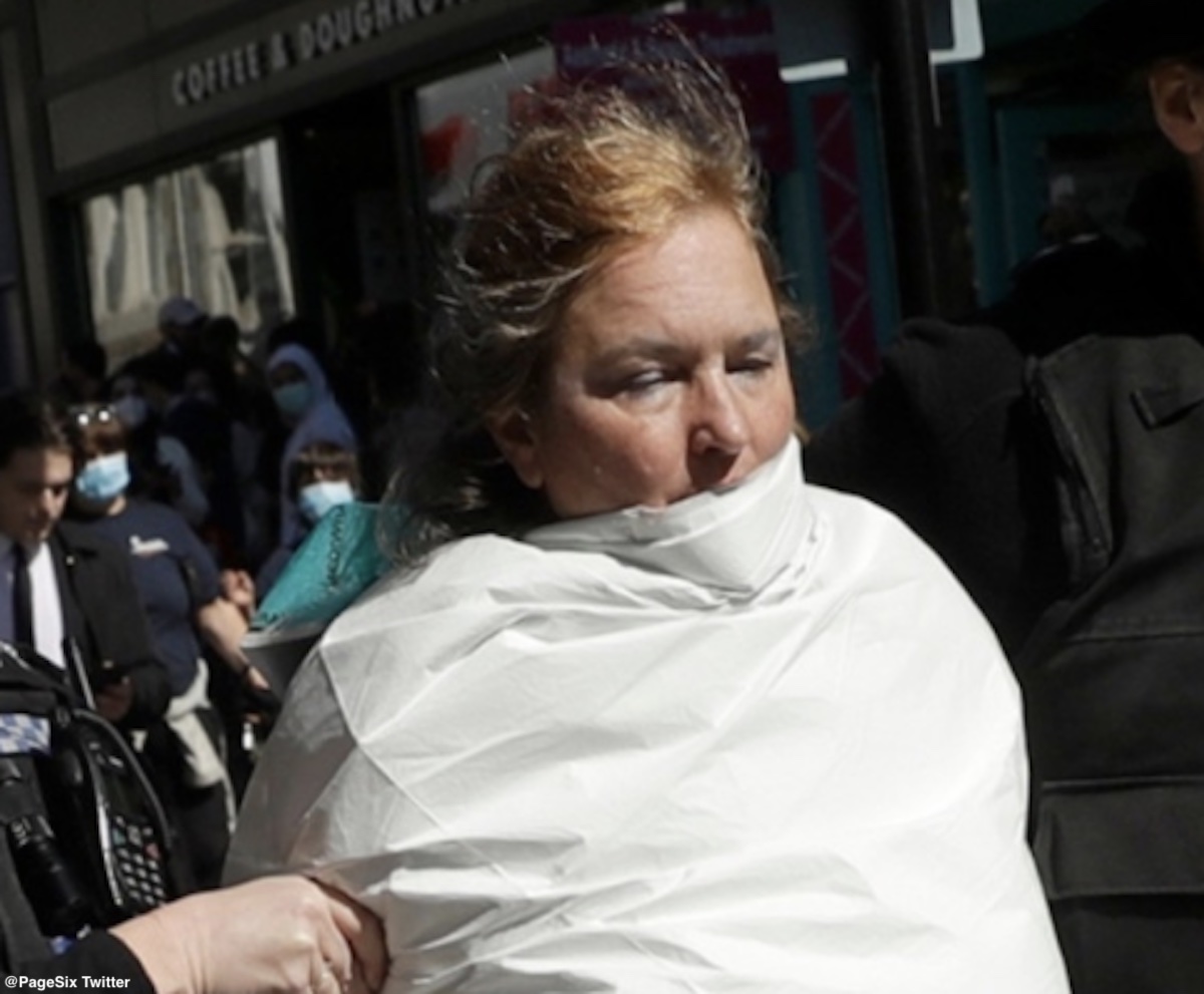 フィリップ王配の葬儀にトップレスで抗議した女性が逮捕される 彼女が訴えていたことは 写真 動画あり Tvgroove