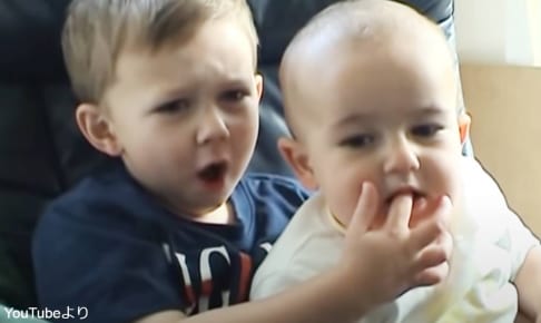 「Charlie Bit My Finger（チャーリーに指をかまれた！）」