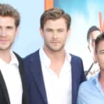 左からリアム・ヘムズワース、クリス・ヘムズワース、ルーク・ヘムズワース
