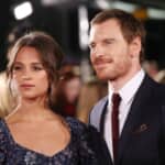 アリシア・ヴィキャンデル（左）、マイケル・ファスベンダー