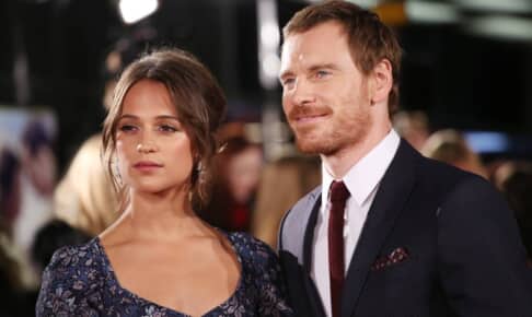 アリシア・ヴィキャンデル（左）、マイケル・ファスベンダー