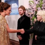 キャサリン妃（左）と握手するビリー・アイリッシュ（右）
