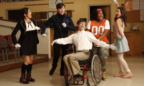 「glee」劇中写真（中央にいるのがケヴィン・マクヘイル）