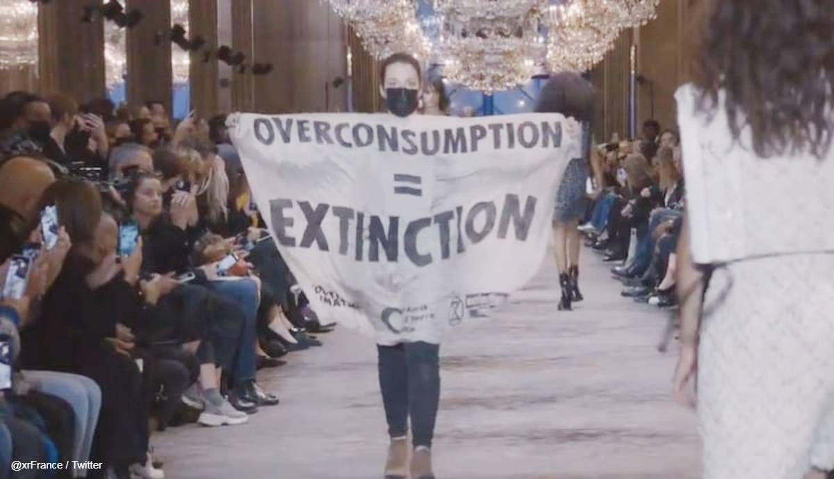 ルイ・ヴィトンのファッションショーに乱入した環境活動家