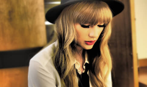 テイラー スウィフト 再録版 All Too Well の歌詞にあの人気女優が登場 トイレで泣いていた時に声をかけてくれた人物とは Tvgroove テイラー スウィフト 再録版 All Too Well の歌詞にあの人気女優が登場 トイレで泣いていた時に声をかけてくれた人物とは Tvgroove