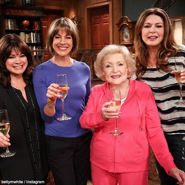 米シットコム「Hot in Cleveland」のメンバーとお酒を楽しむベティ・ホワイト