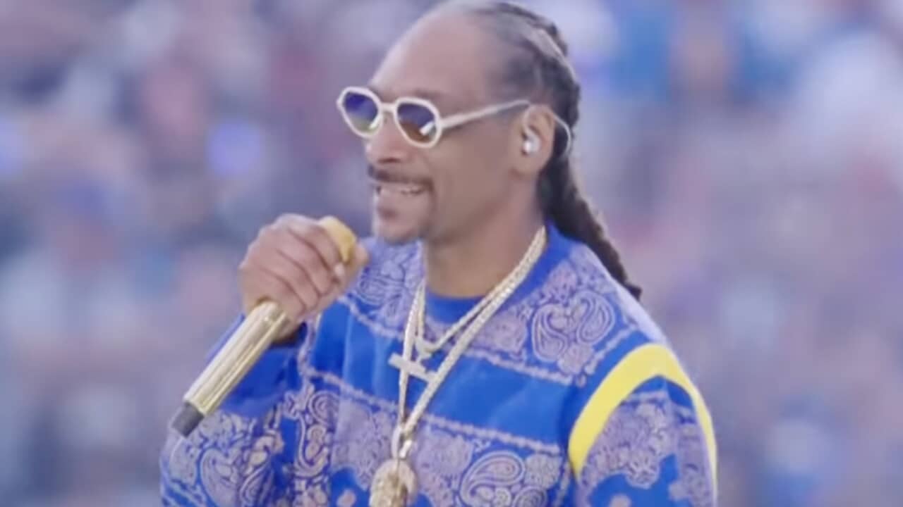 マリファナ愛好家スヌープ ドッグ ハーフタイムショー中もハイだった 登場直前にプカプカと吸っている動画が公開 スヌープ流 ウォーミングアップ にネットも大盛り上がり 動画あり Tvgroove