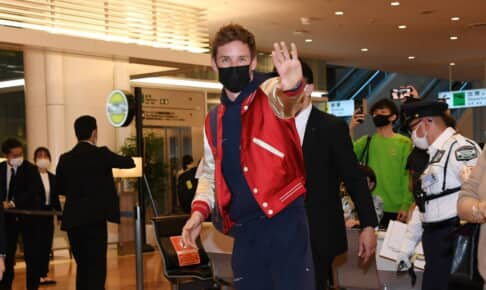 羽田空港に降り立ったエディ・レッドメイン