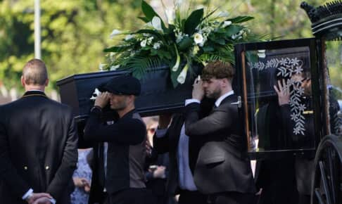 トムの棺を運ぶザ・ウォンテッドのメンバーたち