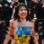 レッドカーペットに乱入した上半身裸の女 Photo: Shutterstock