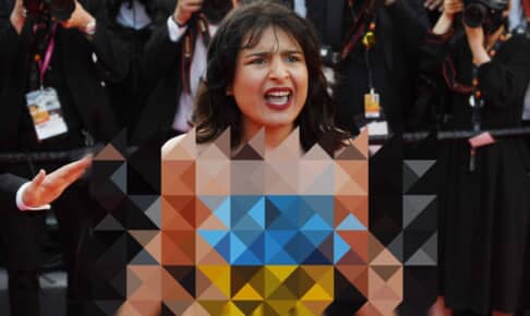レッドカーペットに乱入した上半身裸の女 Photo: Shutterstock