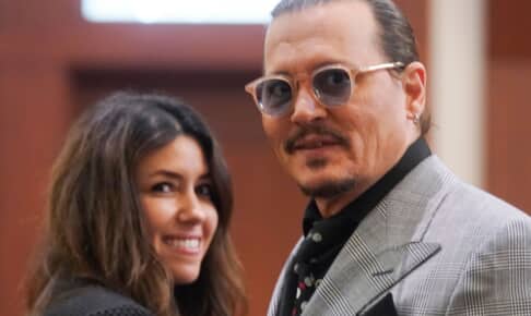 ジョニー・デップと、カミーユ・バスケス Photo: Shaw Thew/AP/Shutterstock