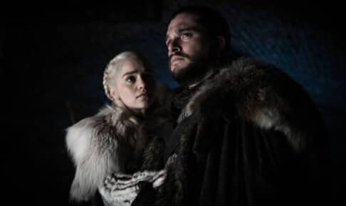 デナーリス役エミリア・クラーク（左）、ジョン・スノウ役キット・ハリントン Photo： HBO/BSkyB/Kobal/Shutterstock