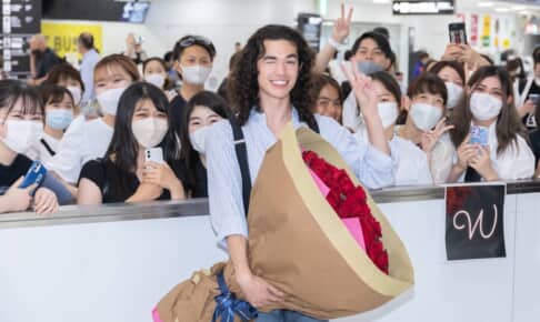成田空港に到着したコナン・グレイ
