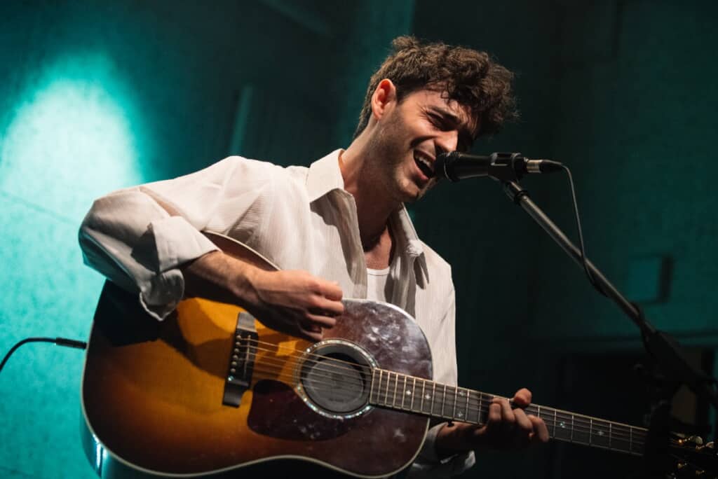 大注目のシンガーソングライターの「アレクサンダー23」が初来日、日本デビュー・ショーケースを開催! ヒット曲「IDK You Yet」など中毒