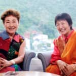 加藤登紀子（左）、相川圭子（右）