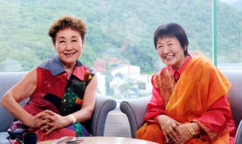 加藤登紀子（左）、相川圭子（右）