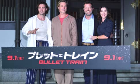 左からアーロン・テイラー＝ジョンソン、ブラッド・ピット、デヴィッド・リーチ監督、製作のケリー・マコーミック