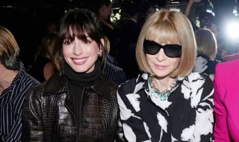ファッションショーでのアン・ハサウェイと、アナ・ウィンター Photo: Charles Sykes/Invision/AP/Shutterstock