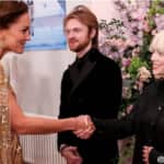 キャサリン妃と握手をするビリー・アイリッシュ