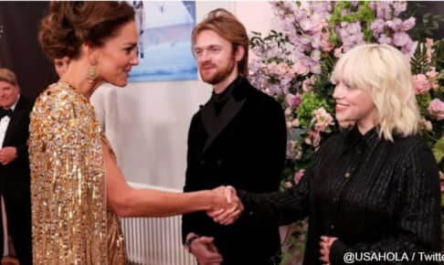 キャサリン妃と握手をするビリー・アイリッシュ