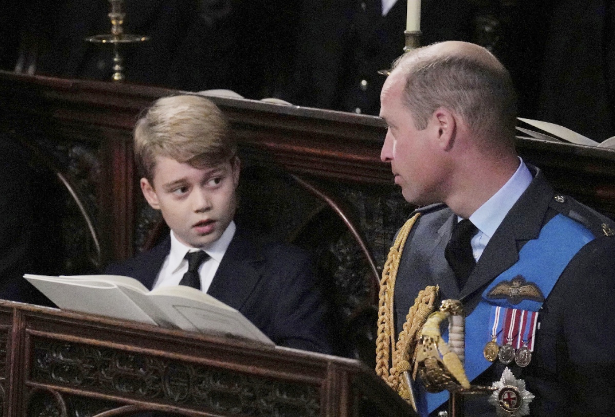 ジョージ王子と、ウィリアム皇太子 Photo: Victoria Jones/AP/Shutterstock