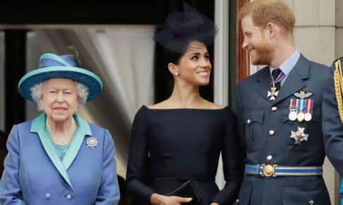 左からエリザベス女王、メーガン妃、ヘンリー王子 Photo: Matt Dunham/AP/Shutterstock