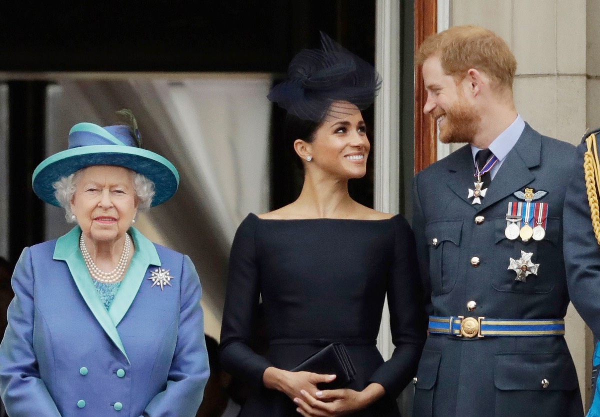 左からエリザベス女王、メーガン妃、ヘンリー王子 Photo: Matt Dunham/AP/Shutterstock