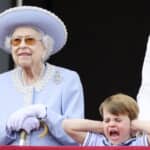エリザベス女王と、ルイ王子 Photo: Tim Rooke/Shutterstock