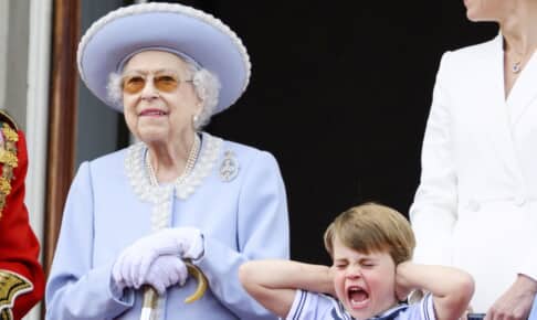 エリザベス女王と、ルイ王子 Photo: Tim Rooke/Shutterstock