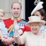 左からジョージ王子、ウィリアム皇太子、エリザベス女王 Photo: Tim Ireland/AP/Shutterstock