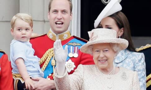 左からジョージ王子、ウィリアム皇太子、エリザベス女王 Photo: Tim Ireland/AP/Shutterstock
