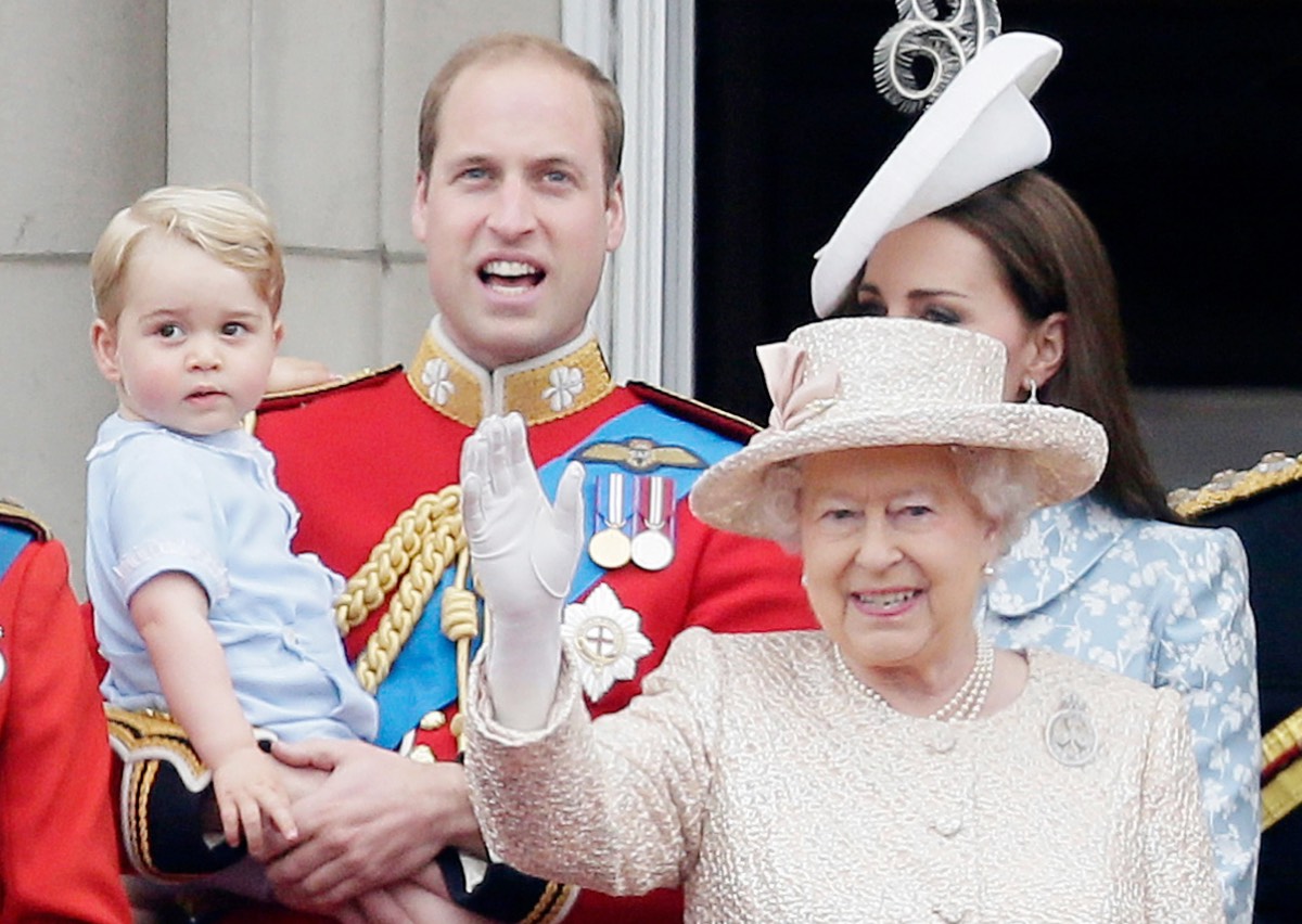 左からジョージ王子、ウィリアム皇太子、エリザベス女王 Photo: Tim Ireland/AP/Shutterstock