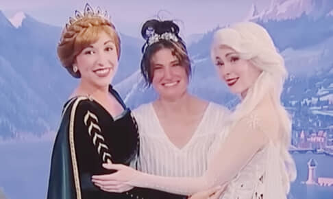 イディナ・メンゼルと、ディズニーワールドのエルサとアナ