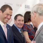 ドミニク・ウェストと、チャールズ国王（2014年）Photo: Geoff Pugh/Shutterstock