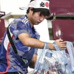ゴミ拾いをする日本人サポーター