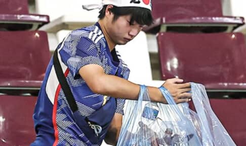 ゴミ拾いをする日本人サポーター