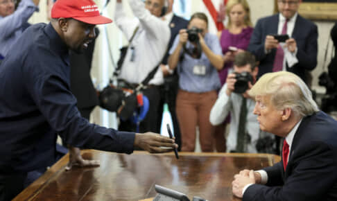 カニエ・ウェストと、ドナルド・トランプ米元大統領（2018年） Photo: Oliver Contreras/UPI/Shutterstock
