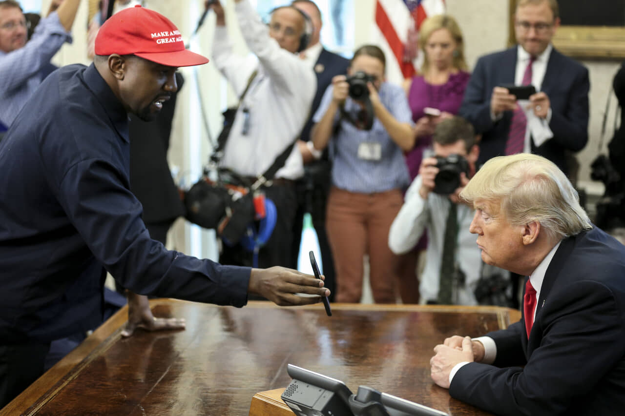 カニエ・ウェストと、ドナルド・トランプ米元大統領（2018年） Photo: Oliver Contreras/UPI/Shutterstock