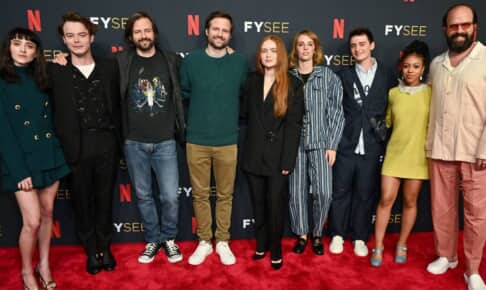 「ストレンジャー・シングス」ダファー兄弟と出演者たち Photo： Rob Latour/Shutterstock
